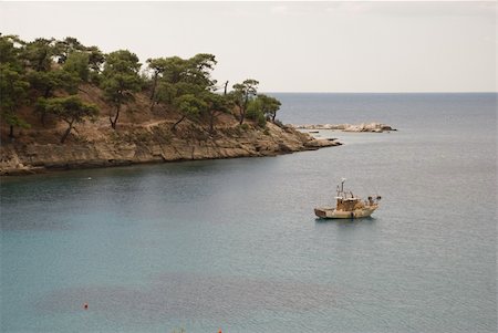 fisherman ship in the bay of Alyki Foto de stock - Super Valor sin royalties y Suscripción, Código: 400-04847349