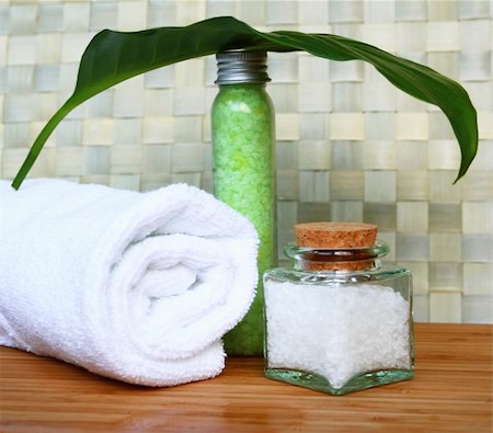 White bath towel, bottles of sea salt in spa composition Photographie de stock - Aubaine LD & Abonnement, Code: 400-04847480