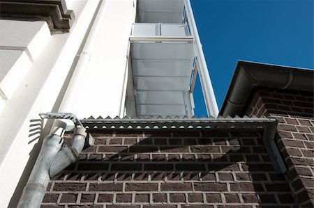 pointed metal barrier on a wall to prevent burglary Fotografie stock - Microstock e Abbonamento, Codice: 400-04847499