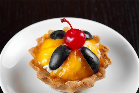 simsearch:400-04854651,k - fresh baked cupcake closeup on a wooden table Fotografie stock - Microstock e Abbonamento, Codice: 400-04847537