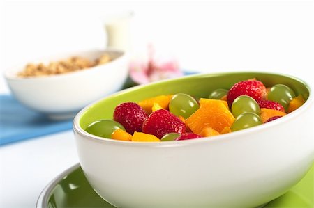 simsearch:400-04859746,k - Fresh fruit salad of strawberries, white grapes and mango with cereals, milk and a flower in the back (Selective Focus, Focus on the front) Foto de stock - Super Valor sin royalties y Suscripción, Código: 400-04847687