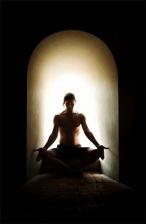 simsearch:400-05099216,k - Man with naked torso meditates in backlit sunlight Stock Photo - Budget Royalty-Free & Subscription, Code: 400-04847818