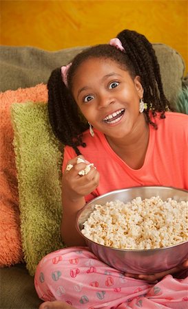 simsearch:400-04382028,k - Overjoyed little African American girl with a bowl of popcorn Photographie de stock - Aubaine LD & Abonnement, Code: 400-04848051