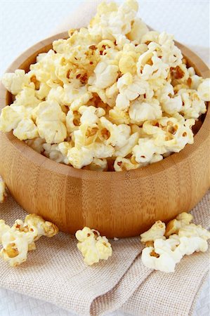 simsearch:400-04913050,k - classic popcorn  in a wooden cup Photographie de stock - Aubaine LD & Abonnement, Code: 400-04848064