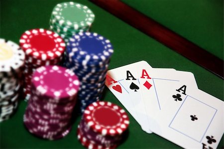 green casino table four aces in a poker game and a big pile of chips Stockbilder - Microstock & Abonnement, Bildnummer: 400-04848314