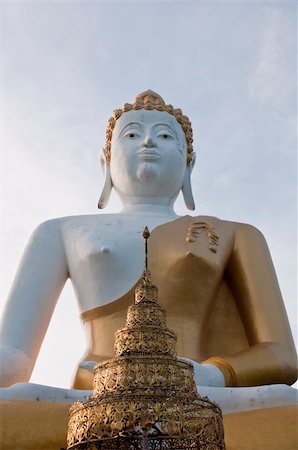 The Buddha art statue from an old temple in Thailand Foto de stock - Super Valor sin royalties y Suscripción, Código: 400-04849201