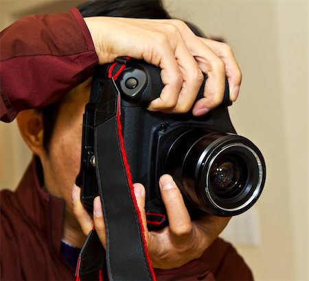 simsearch:400-04880707,k - Man with camera taking photos indoors Stock Photo - Budget Royalty-Free & Subscription, Code: 400-04840031