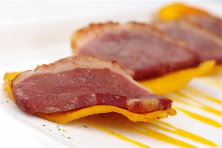 simsearch:400-05324780,k - Appetizer: A slice of duck meat on sweet potato chip (Selective Focus) Photographie de stock - Aubaine LD & Abonnement, Code: 400-04840201