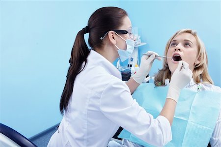simsearch:400-04016093,k - The dentist examines a patient Photographie de stock - Aubaine LD & Abonnement, Code: 400-04840775