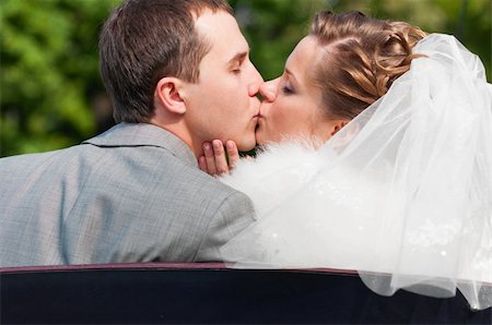 simsearch:400-04382275,k - just married couple is kissing in park Stock Photo - Budget Royalty-Free & Subscription, Code: 400-04843536