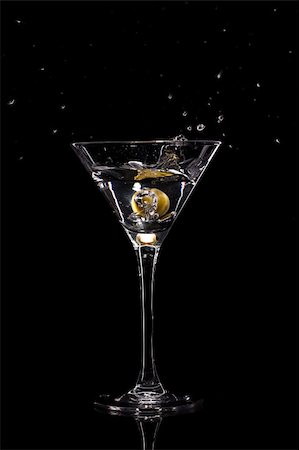 martini over dark background Photographie de stock - Aubaine LD & Abonnement, Code: 400-04854346