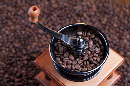 simsearch:400-07981187,k - Coffee grinder with coffee beans Foto de stock - Royalty-Free Super Valor e Assinatura, Número: 400-04854354
