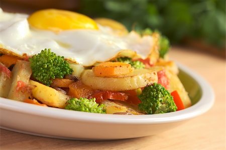 simsearch:400-04855321,k - Fried potatoes, tomato, broccoli, onion, carrot with a fried egg on top (Selective Focus, Focus on the broccoli on the left) Stock Photo - Budget Royalty-Free & Subscription, Code: 400-04854598