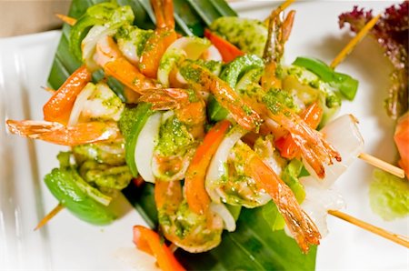 simsearch:400-05326972,k - fresh and colorfull grilled shrimps and vegetables skewers on a palm leaf ,thai style Foto de stock - Super Valor sin royalties y Suscripción, Código: 400-04854658