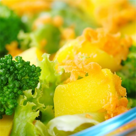 simsearch:400-04854606,k - Mango on fresh salad (broccoli, mango, carrot, lettuce) in a glass bowl (Very Shallow Depth of Field, Focus on the front of the mango) Foto de stock - Royalty-Free Super Valor e Assinatura, Número: 400-04855319