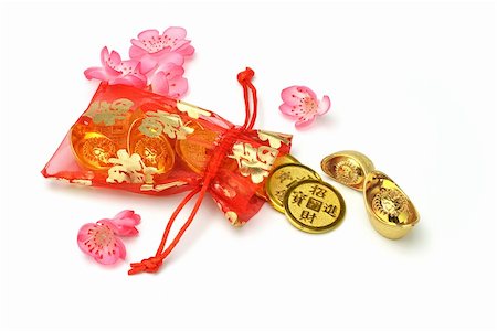 Chinese new year gold ingots and coins in red sachet on white background Photographie de stock - Aubaine LD & Abonnement, Code: 400-04855693