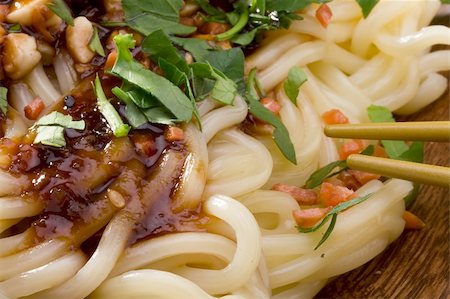 simsearch:400-05745083,k - Freshly prepared Asian noodles next to golden chopsticks. Fotografie stock - Microstock e Abbonamento, Codice: 400-04856433