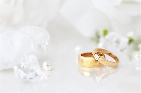simsearch:400-05216412,k - Wedding still life with beautiful golden rings and bouquet Photographie de stock - Aubaine LD & Abonnement, Code: 400-04857068