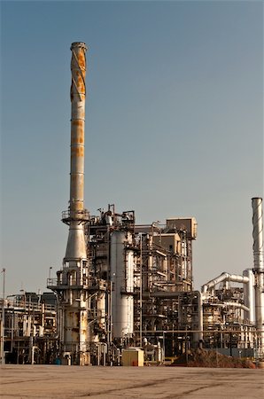 simsearch:400-04879810,k - A petrochemical refinery plant Foto de stock - Super Valor sin royalties y Suscripción, Código: 400-04857063
