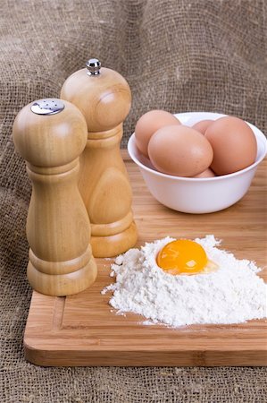 Yolk, eggs of house hens, salt and pepper with wheat flour on kitchen to a board Photographie de stock - Aubaine LD & Abonnement, Code: 400-04858182