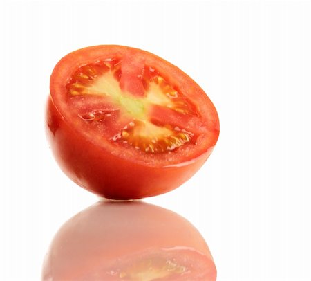 simsearch:400-04347888,k - Frische reife rote Binder schneiden Tomate in Hälfte isoliert auf weiss. Stockbilder - Microstock & Abonnement, Bildnummer: 400-04858375