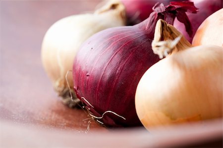 simsearch:400-04834620,k - Close-up of red and yellow onions on a wooden background Stock Photo - Budget Royalty-Free & Subscription, Code: 400-04859471