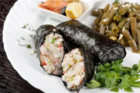 simsearch:400-04873081,k - souffle of fillet of pikeperch, shrimps, crab meat, coconut and leek wrapped at nori garnished by string beans Foto de stock - Super Valor sin royalties y Suscripción, Código: 400-04859686