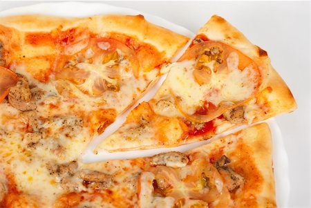 simsearch:400-05172569,k - pizza closeup with chicken fillet, tomato and mozzarella cheese Photographie de stock - Aubaine LD & Abonnement, Code: 400-04859682