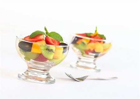 simsearch:400-04859746,k - Fresh fruit salad with strawberry, kiwi, mango and grapes in glass bowl garnished with mint leaf (Selective Focus, Focus on the mint leaf in the first bowl) Foto de stock - Super Valor sin royalties y Suscripción, Código: 400-04859737