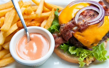 simsearch:400-04331205,k - Cheese burger - American cheese burger with fresh salad Foto de stock - Royalty-Free Super Valor e Assinatura, Número: 400-04851285