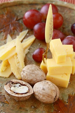 simsearch:400-05038961,k - cheese plate with grapes and walnuts Foto de stock - Super Valor sin royalties y Suscripción, Código: 400-04852045