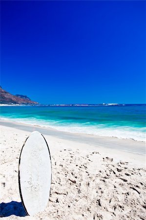 skimboard - White skim board standing on the beach. Foto de stock - Royalty-Free Super Valor e Assinatura, Número: 400-04852222
