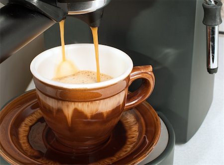 pouring cappuccino - Coffee maker pouring hot espresso coffee in  cups Foto de stock - Super Valor sin royalties y Suscripción, Código: 400-04852265