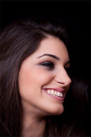 Attractive young woman smiling, on black background, studio shot Foto de stock - Super Valor sin royalties y Suscripción, Código: 400-04852749