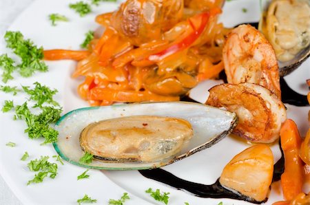 simsearch:400-05939167,k - Shrimps mussels and squid tasty seafood dish Photographie de stock - Aubaine LD & Abonnement, Code: 400-04853133