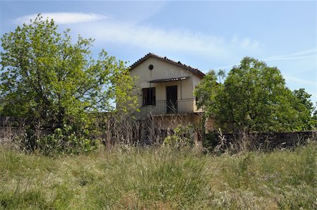 simsearch:400-05352419,k - Abandoned rural house and overgrown garden. Fotografie stock - Microstock e Abbonamento, Codice: 400-04853485