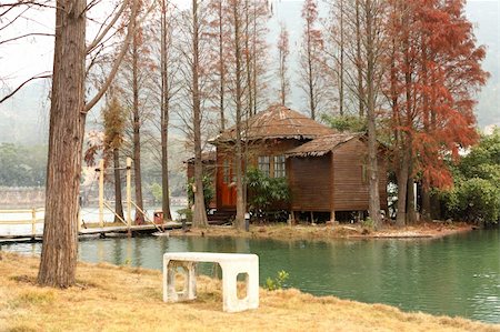 white chiar and house on water front property Foto de stock - Super Valor sin royalties y Suscripción, Código: 400-04853582