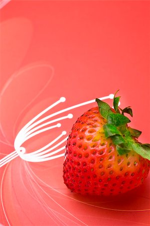 simsearch:400-06140437,k - single fresh red strawberry on red background Stockbilder - Microstock & Abonnement, Bildnummer: 400-04853785