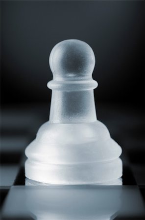 simsearch:400-04398586,k - glass chess pawn is standing on board in dark Foto de stock - Royalty-Free Super Valor e Assinatura, Número: 400-04864723