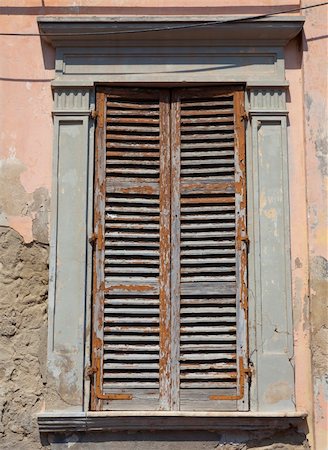 old window in a abandoned house Stock Photo - Budget Royalty-Free & Subscription, Code: 400-04866232