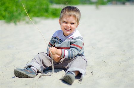 The cute boy plaing on a sand Foto de stock - Super Valor sin royalties y Suscripción, Código: 400-04866359