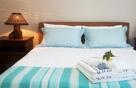 simsearch:400-08155802,k - Beautiful bedroom interior with white sheets and striped towels Foto de stock - Super Valor sin royalties y Suscripción, Código: 400-04866608