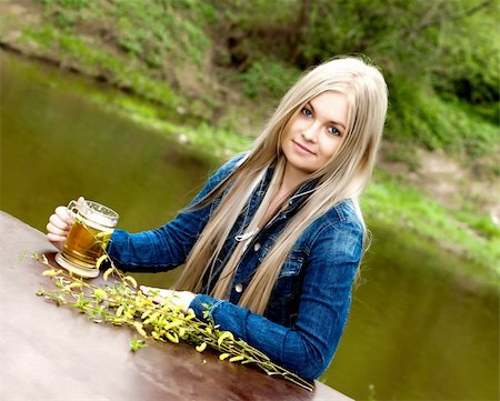 A young blue-eyed blonde enjoys her beer. Foto de stock - Super Valor sin royalties y Suscripción, Código: 400-04866785