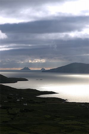 skellig coast - kerry scenic view of the Skellig rocks in ireland with mountains against a beautiful blue cloudy sky Foto de stock - Super Valor sin royalties y Suscripción, Código: 400-04868566