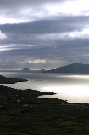 simsearch:400-07623248,k - kerry scenic view of the Skellig rocks in ireland with mountains against a beautiful blue cloudy sky Foto de stock - Super Valor sin royalties y Suscripción, Código: 400-04868566