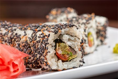 simsearch:400-05125903,k - Closeup of Sushi rolls at plate with sesame Foto de stock - Royalty-Free Super Valor e Assinatura, Número: 400-04868843