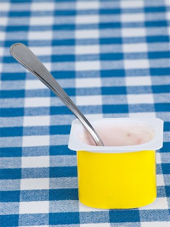 ericlefrancais (artist) - yogurt pot with spoon isolated on white background Photographie de stock - Aubaine LD & Abonnement, Code: 400-04869847