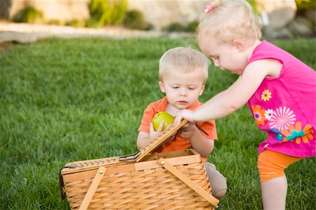 small babies in park - Cute Brother and Sister Toddlers Playing with Apple and Picnic Basket in the Park. Photographie de stock - Aubaine LD & Abonnement, Code: 400-04861433