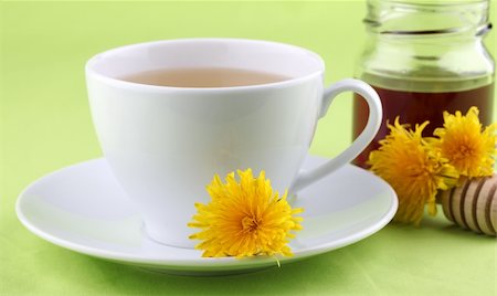 simsearch:400-04691031,k - Healthy herbal tea made from freshly picked dandelions with honey Photographie de stock - Aubaine LD & Abonnement, Code: 400-04862008