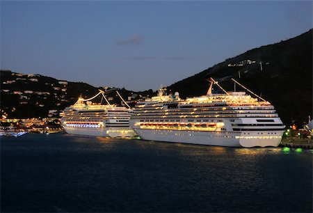 Cruise ships at night in St Thomas, US Virgin Islands Photographie de stock - Aubaine LD & Abonnement, Code: 400-04862265